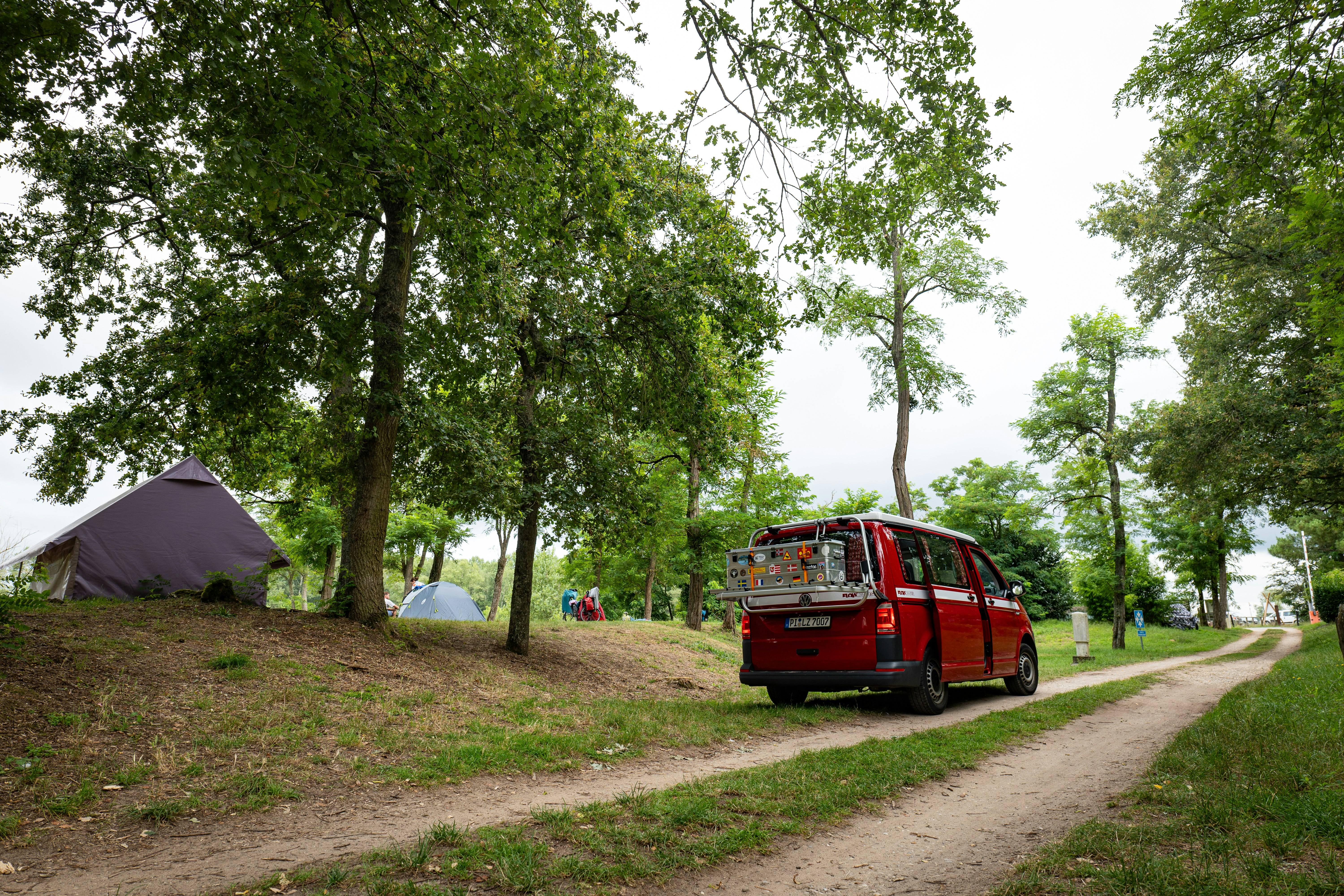 Onlycamp Le Port - Camper auf Wegen auf dem Campingplatz