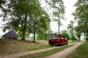 Onlycamp Le Port - Camper auf Wegen auf dem Campingplatz
