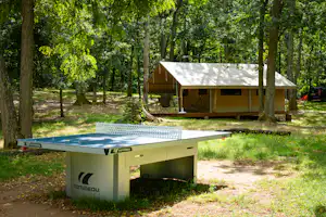 Onlycamp Le Port - Glamping-Zelt und Tischtnnisplatte auf dem Campingplatz