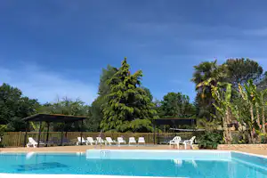 Camping Le Port de Limeuil - Campingplatz Pool im Grünen