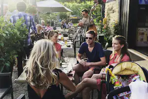 Camping Le Port de Limeuil - Musik auf der Terrasse der Bar