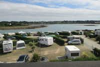 Camping Le Port - Wohnmobil- und  Wohnwagenstellplätze mit Blick auf das Meer