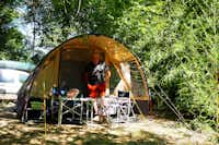 Camping Le Péquelet  -  Zeltstellplatz zwischen Bäumen auf dem Campingplatz