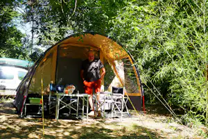 Camping Le Péquelet - Zeltstellplatz zwischen Bäumen auf dem Campingplatz