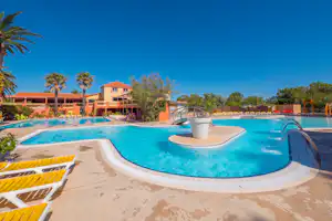Yelloh! Village Le Pré Catalan - Pool vom Campingplatz mit Liegestühlen in der Sonne