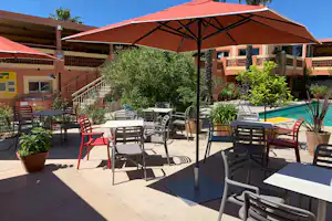 Yelloh! Village Le Pré Catalan - Außenbereich des Restaurants mit Blick auf den Pool