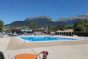 Camping Le Pré Rolland - Pool mit Liegestühlen und Sonnenschirmen auf dem Campingplatz