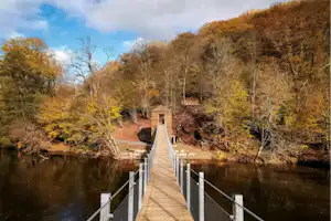 Camping Le Prahay - Brücke über dem Wasser