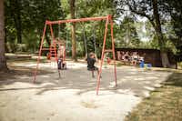 Camping Le Pré des Moines - Kinderspielplatz mit Schaukeln
