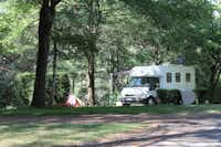 Camping Le Puech des Ouilhes -  Wohnwagen- und Zeltstellplatz unter Bäumen auf dem Campingplatz