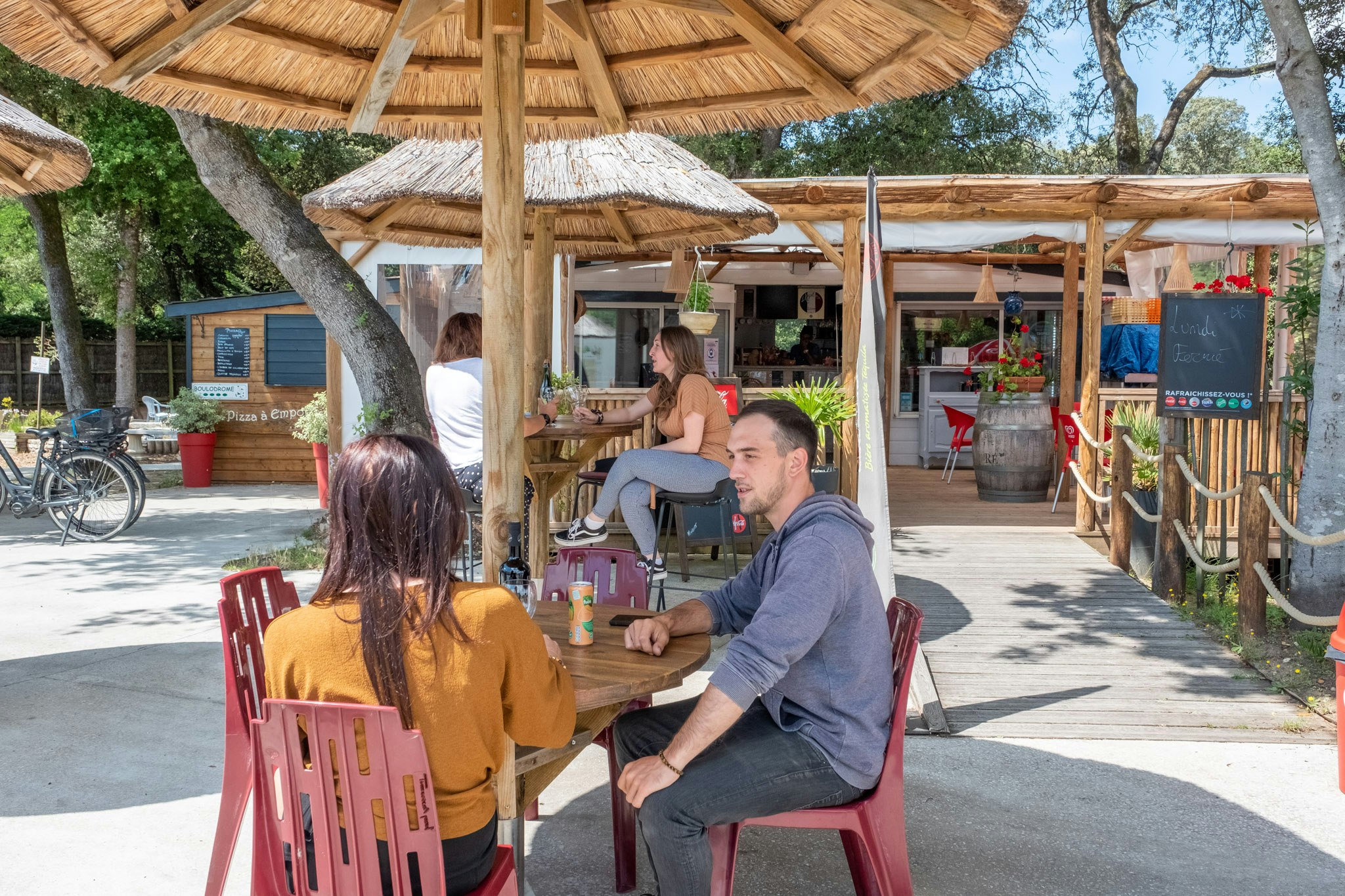 Camping Le Puma  - Restaurant mit Terrasse auf dem Campingplatz