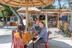 Camping Le Puma - Restaurant mit Terrasse auf dem Campingplatz