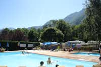 Camping Le Pyreneen - Gäste liegen am Pool in der Sonne