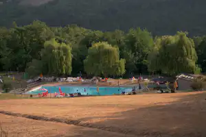 Camping Le Querce - Blick auf den Swimmingpool des Campingplatzes mit Sonnenliegen am Rand