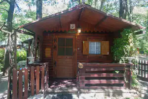 Camping Le Querce - Ferienhaus aus Holz mit überdachter Veranda