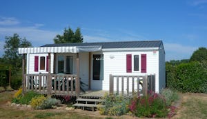 Camping Le Ragis - Mobilheim mit Terrasse auf dem Campingplatz