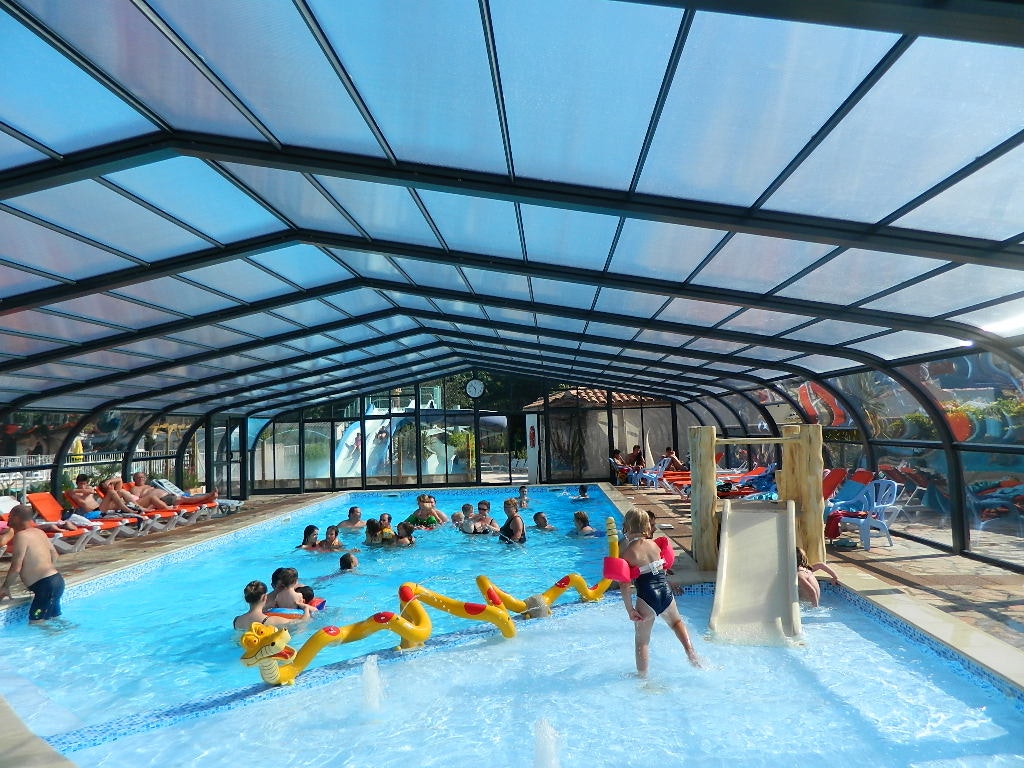 Camping Le Ragis - Überdachter Pool auf dem Campingplatz