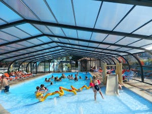 Camping Le Ragis - Überdachter Pool auf dem Campingplatz