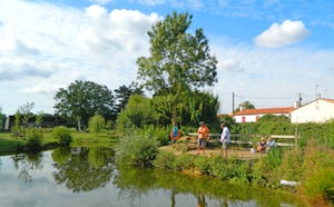 Camping Le Ragis - Camper beim Angeln auf dem Campingplatz