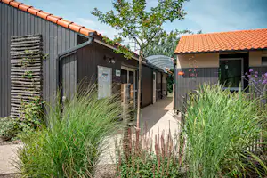 Yelloh! Village Le Ranch - Außenansicht des Sanitärgebäudes