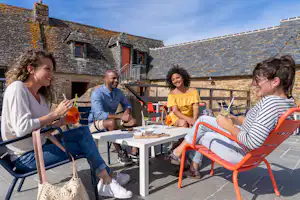 Camping Le Ranolien - Campinggäste auf einer Terrasse