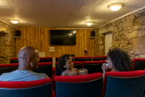 Camping Le Ranolien - Infrastruktur des Campingplatzes mit Sesseln und Fernseher