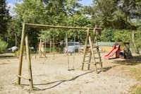 Camping Le Reclus - Kinderspoelplatz mit Schaukel, Ringen und kleiner Schaukel