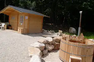 Camping Le Relais des Hautes-Côtes - Sauna und Hot Tub auf dem Campingplatz