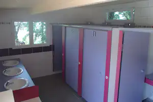 Camping Le Relais des Hautes-Côtes - Sanitärbereich auf dem Campingplatz