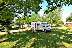 Camping Le Relais du Campeur - Camper und Wohnmobil auf dem Campingplatz