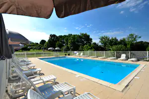 Camping Le Relais du Campeur - Campingplatz mit Pool, Liegestühlen und Sonnenschirmen