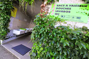 Camping Le Relais du Campeur - Sanitärgebäude mit Waschbecken, Spiegel, Toiletten und Duschen