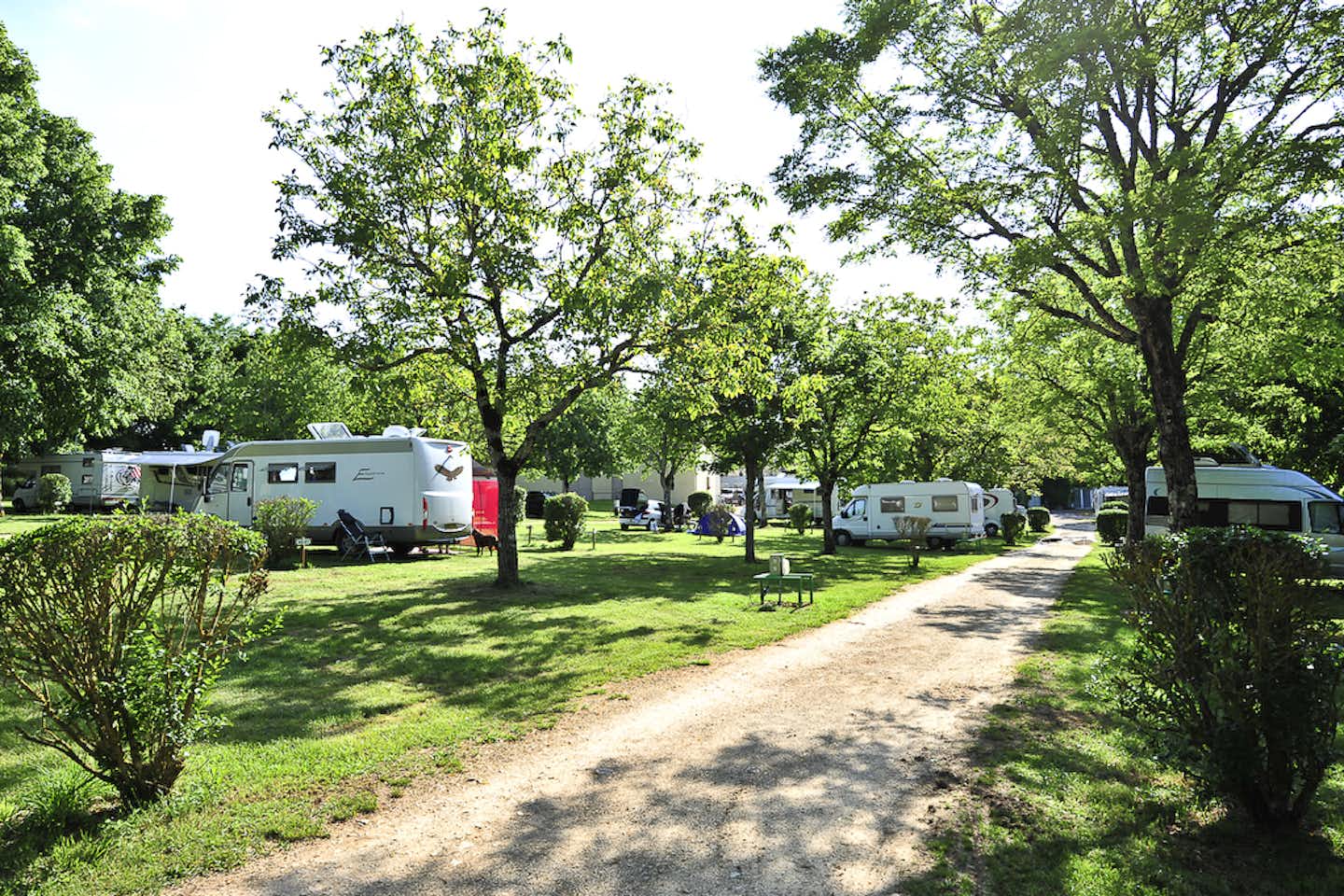 Camping Le Relais du Campeur - Wohnmobil- und  Wohnwagenstellplätze im Grünen auf dem Campingplatz