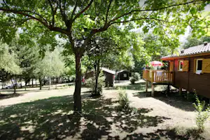 Camping Le Repaire - Chalet mit Veranda im Grünen auf dem Campingplatz