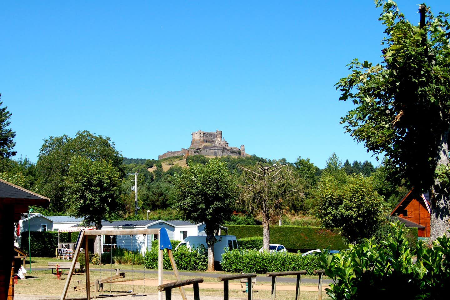 Camping Le Repos du Baladin  -  Campingplatz im Parc naturel régional des Volcans d'Auvergne mit Blick auf die Burg Murol