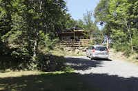 Camping Le Repos du Baladin  -  Mobilheim vom Campingplatz mit Veranda zwischen Bäumen