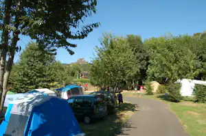 Camping Le Repos du Baladin - Stellplatz vom Campingplatz mit Blick auf die Burg Murol