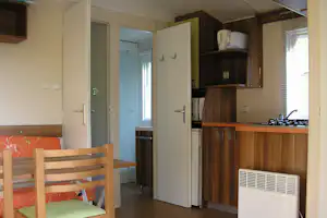 Camping Le Riou-Merle - Innenraum eines Mobilheims mit Kochnische