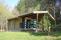 Camping Le Riou-Merle - Mobilheim auf dem Campingplatz mit überdachter Veranda