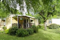 Camping Le Riou-Merle - Mobilheime mit überdachter Veranda zwischen Bäumen