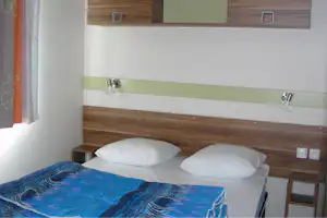 Camping Le Riou-Merle - Schlafzimmer in einem Mobilheim