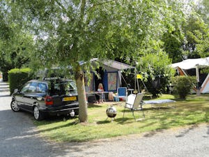 Camping Le Robinson - Blick auf die Standplätze auf der Wiese
