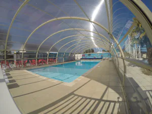 Camping Le Robinson - Pool mit Überdachung auf dem Campingplatz