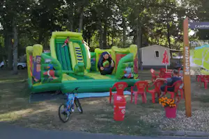 Camping Le Rochat-Belle Isle - Spielplatz auf dem Campingplatz