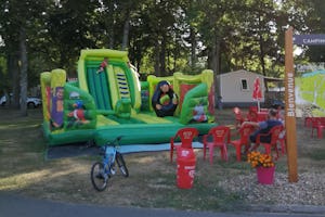 Camping Le Rochat-Belle Isle - Spielplatz auf dem Campingplatz