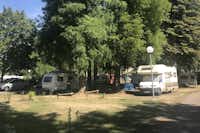 Camping Le Rochat-Belle Isle -  Wohnwagen- und Zeltstellplatz unter Bäumen auf dem Campingplatz