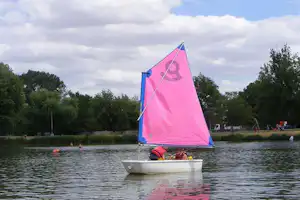Camping Le Rochat-Belle Isle - Camper fahren Boot auf dem Wasser