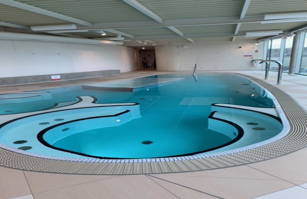 Camping Le Rochat-Belle Isle - Hallenbad auf dem Campingplatz