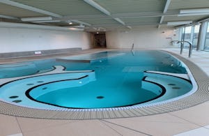 Camping Le Rochat-Belle Isle - Hallenbad auf dem Campingplatz