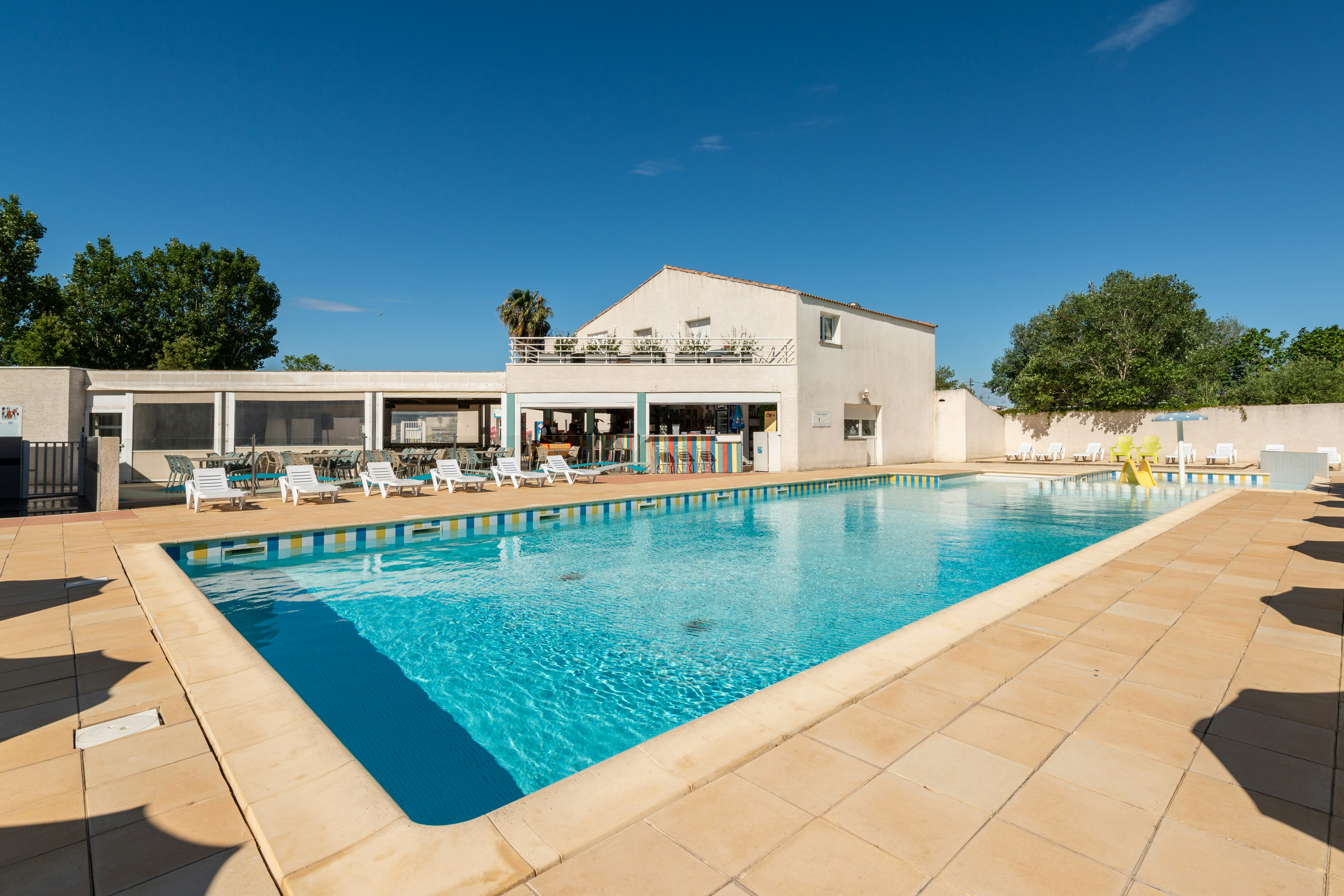 Flower Camping Le Rochelongue  - Pool im Freien mit Liegestühlen